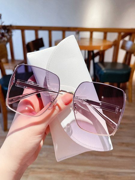 Kvadratiniai akiniai nuo saulės plačiu rėmeliu ir spalvotais lęšiais