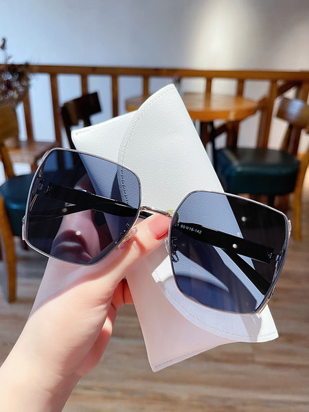 Kvadratiniai akiniai nuo saulės plačiu rėmeliu ir spalvotais lęšiais