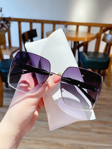 Kvadratiniai akiniai nuo saulės plačiu rėmeliu ir spalvotais lęšiais