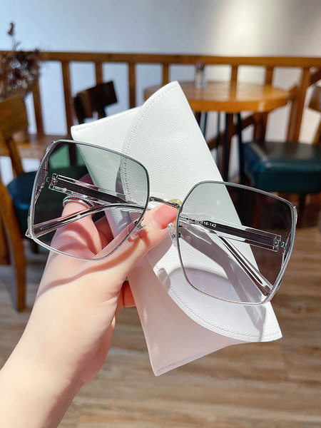 Kvadratiniai akiniai nuo saulės plačiu rėmeliu ir spalvotais lęšiais