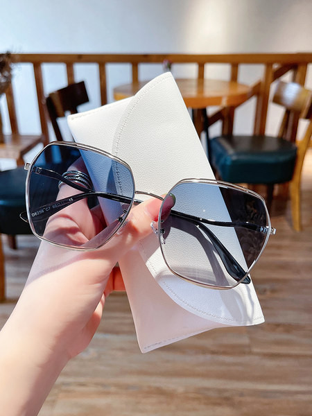 Μοντέρνα γυαλιά ηλίου σε σχήμα τετράγωνου
