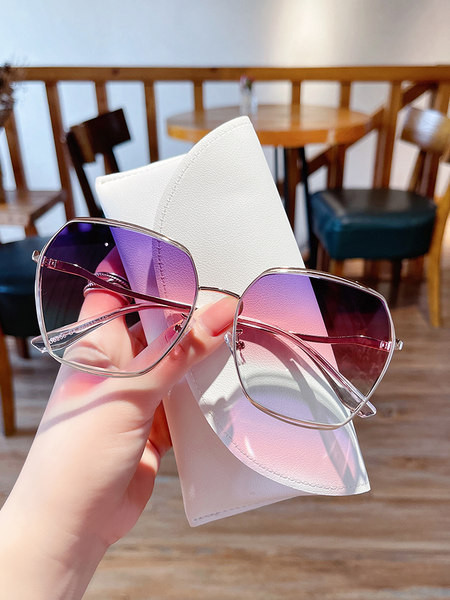 Μοντέρνα γυαλιά ηλίου σε σχήμα τετράγωνου