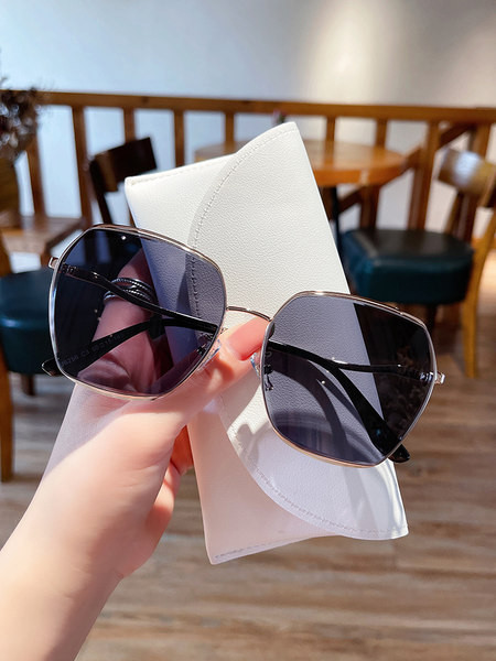 Μοντέρνα γυαλιά ηλίου σε σχήμα τετράγωνου