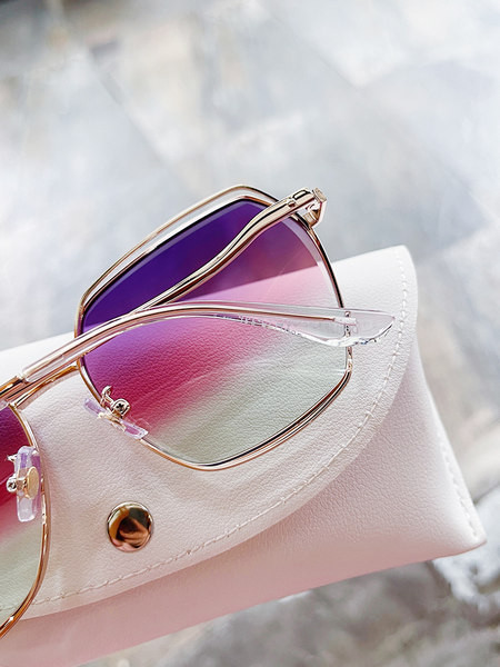 Μοντέρνα γυαλιά ηλίου σε σχήμα τετράγωνου