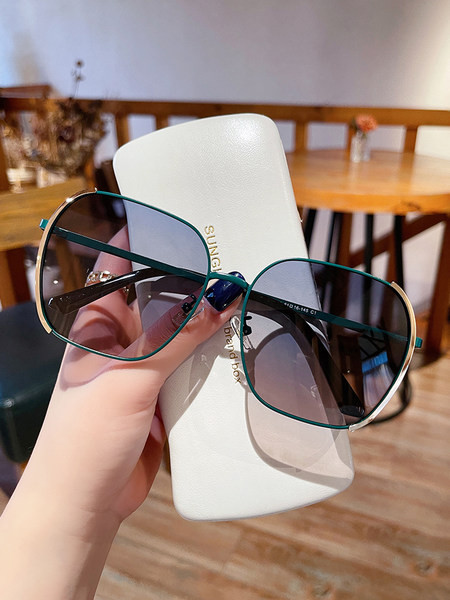 Õhukese raamiga ümarad prillid - naistele