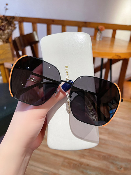 Õhukese raamiga ümarad prillid - naistele