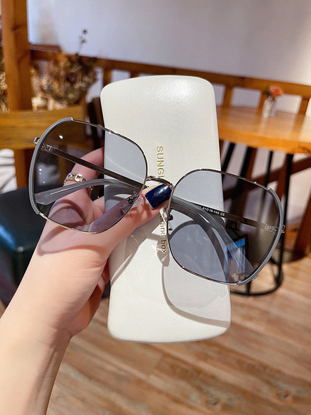 Õhukese raamiga ümarad prillid - naistele