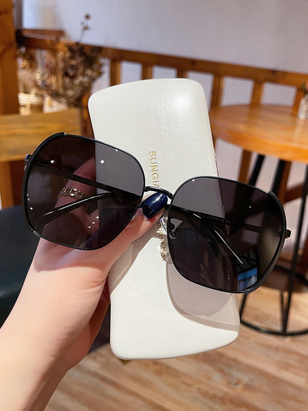 Õhukese raamiga ümarad prillid - naistele