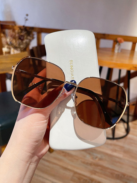 Õhukese raamiga ümarad prillid - naistele