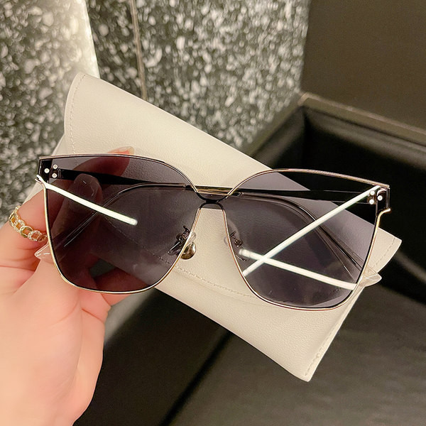 Įprasti moteriški akiniai nuo saulės su metaliniu plonu rėmeliu