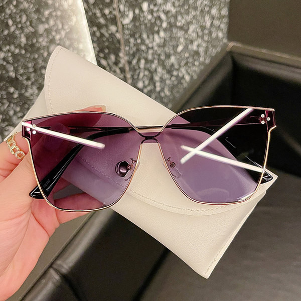 Įprasti moteriški akiniai nuo saulės su metaliniu plonu rėmeliu