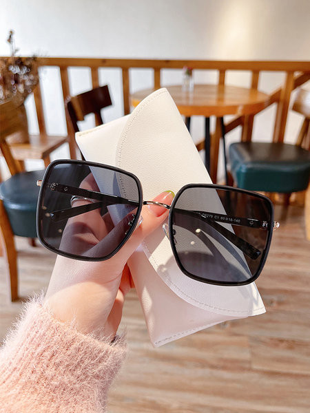 Naiste moodsad suurte kandiliste klaasidega prillid