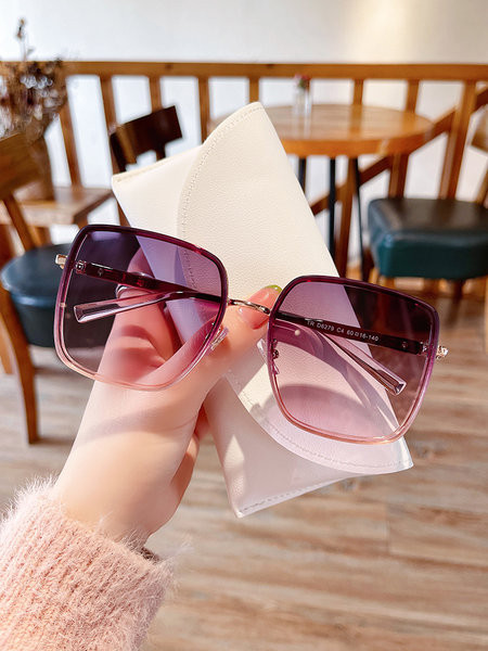 Naiste moodsad suurte kandiliste klaasidega prillid