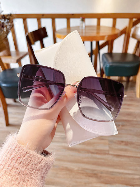 Naiste moodsad suurte kandiliste klaasidega prillid