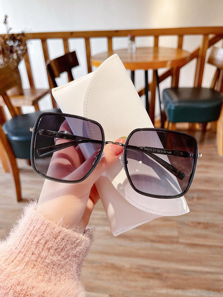 Naiste moodsad suurte kandiliste klaasidega prillid