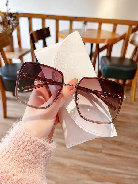 Naiste moodsad suurte kandiliste klaasidega prillid