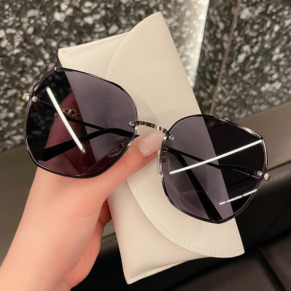 Naiste värvilised õhukeste metallraamidega prillid