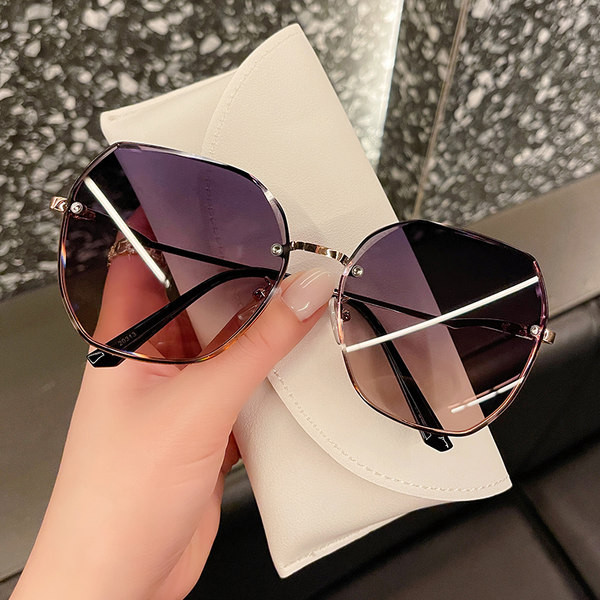 Naiste värvilised õhukeste metallraamidega prillid