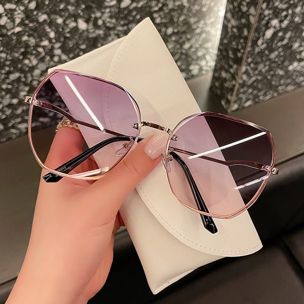 Naiste värvilised õhukeste metallraamidega prillid