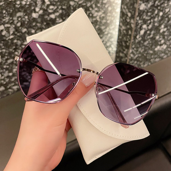 Naiste värvilised õhukeste metallraamidega prillid