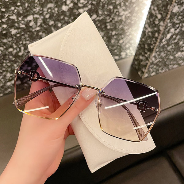 Moteriški akiniai nuo saulės plonu metaliniu rėmeliu