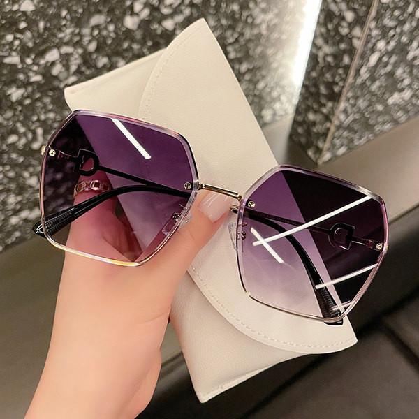 Moteriški akiniai nuo saulės plonu metaliniu rėmeliu