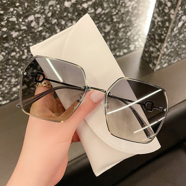 Moteriški akiniai nuo saulės plonu metaliniu rėmeliu