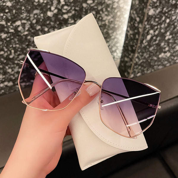 Μοντέρνα γυναικεία γυαλιά ηλίου με μεταλλικό λεπτό σκελετό