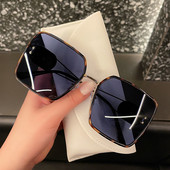 Moodsad naiste prillid ruudukujuliste laiklaasidega