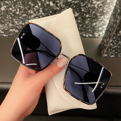 Moodsad naiste prillid ruudukujuliste laiklaasidega