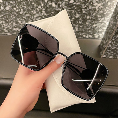 Moodsad naiste prillid ruudukujuliste laiklaasidega