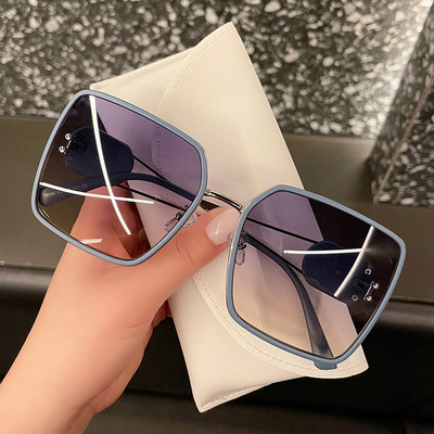 Moodsad naiste prillid ruudukujuliste laiklaasidega