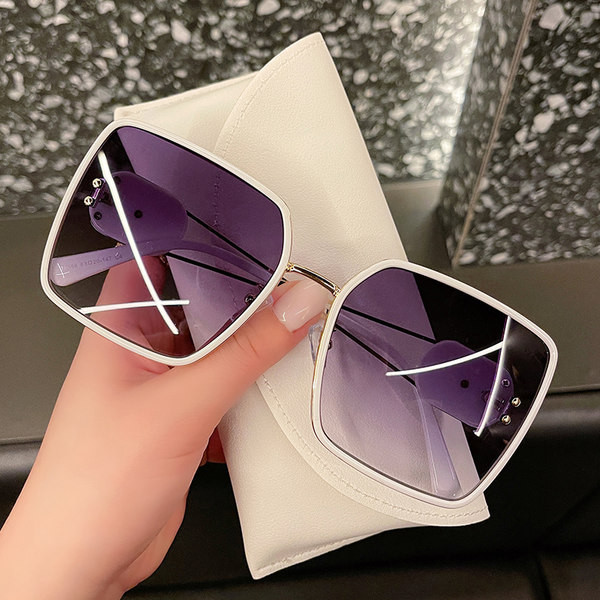 Moodsad naiste prillid ruudukujuliste laiklaasidega