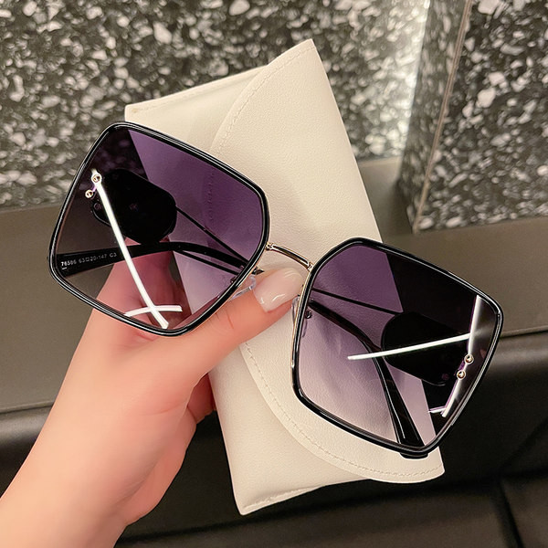 Moodsad naiste prillid ruudukujuliste laiklaasidega