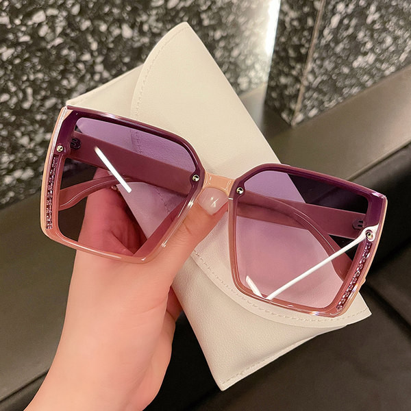 Naiste ruudukujulised päikeseprillid ja kaunistus dekoratiivkivid