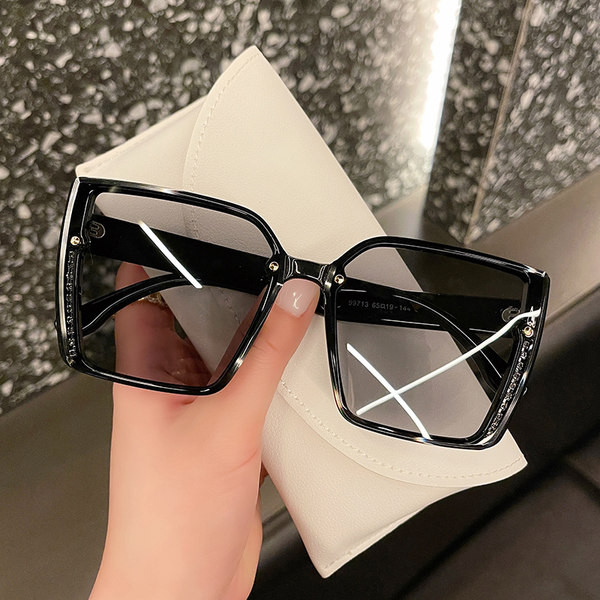 Naiste ruudukujulised päikeseprillid ja kaunistus dekoratiivkivid