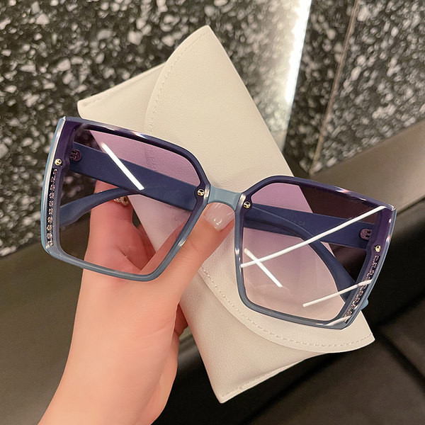 Naiste ruudukujulised päikeseprillid ja kaunistus dekoratiivkivid