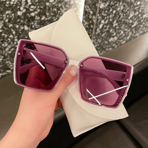 Naiste ruudukujulised päikeseprillid ja kaunistus dekoratiivkivid