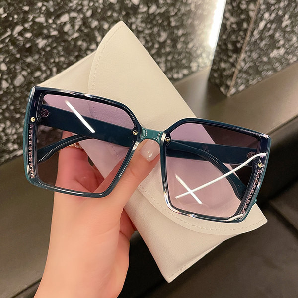 Naiste ruudukujulised päikeseprillid ja kaunistus dekoratiivkivid