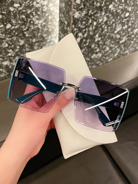 Naiste kaasaegsed laiade raamidega prillid