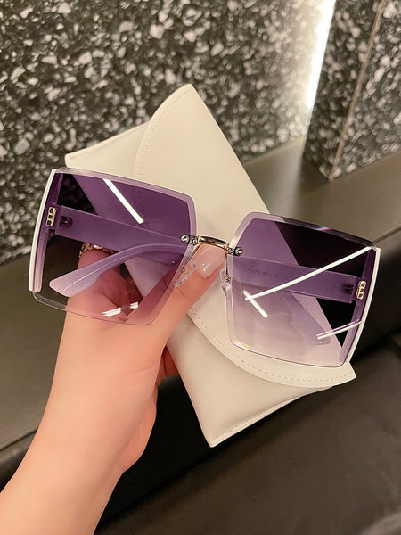 Naiste kaasaegsed laiade raamidega prillid