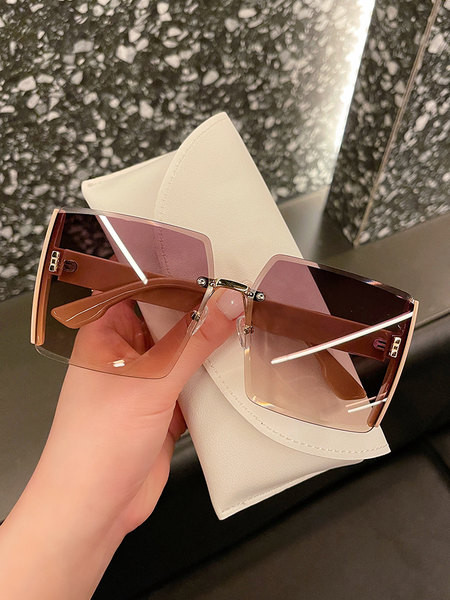 Naiste kaasaegsed laiade raamidega prillid