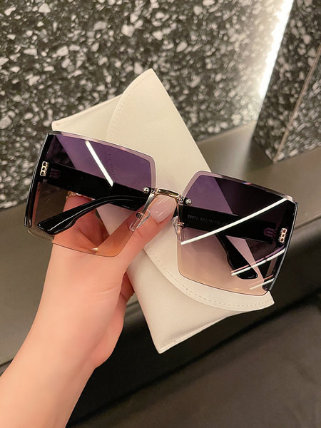 Naiste kaasaegsed laiade raamidega prillid