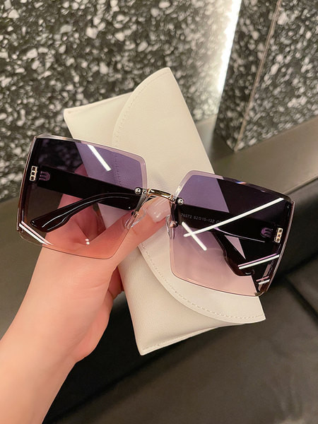 Naiste kaasaegsed laiade raamidega prillid