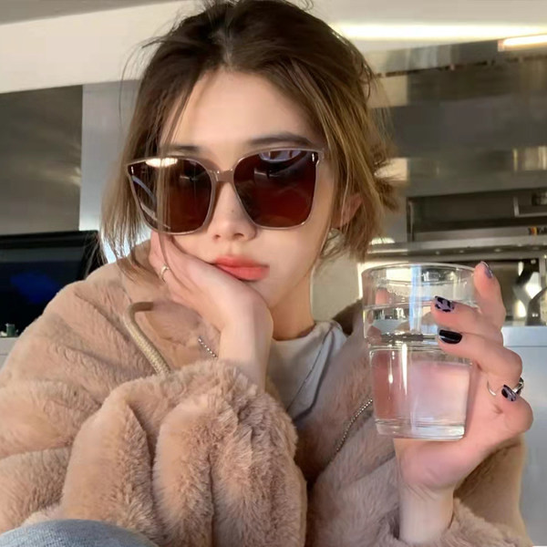 Naiste kandilised prillid ja plastikraamid