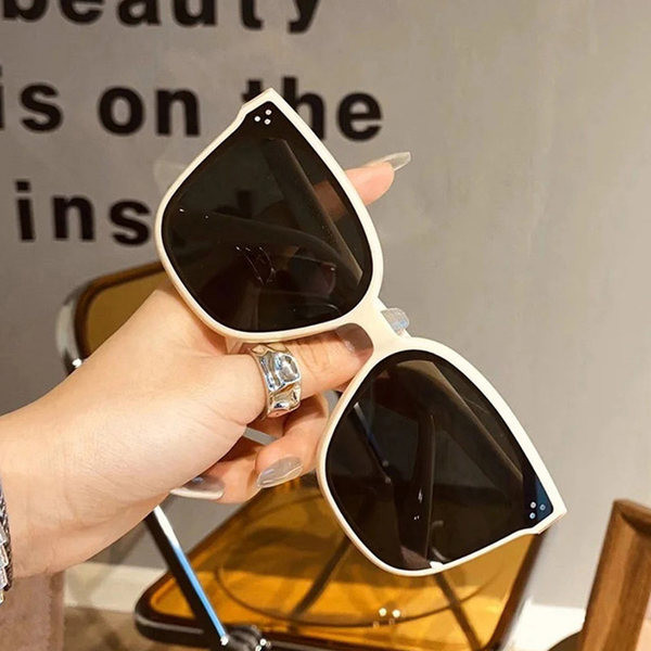 Naiste kandilised prillid ja plastikraamid