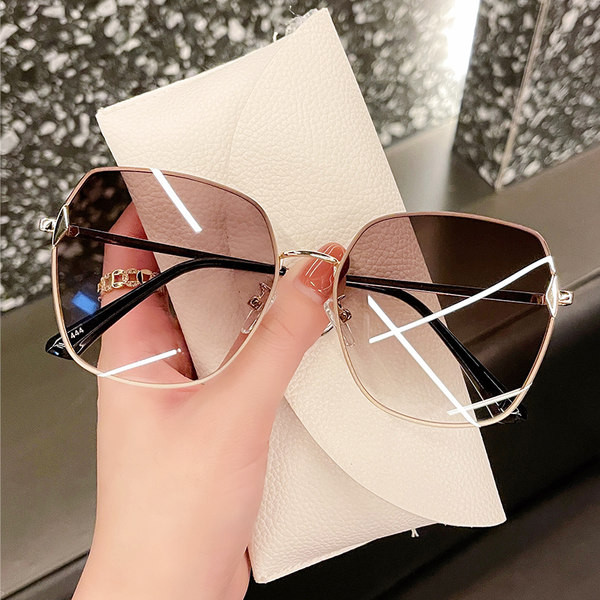 Mitmes värvitoonis õhukeste raamidega naiste prillid