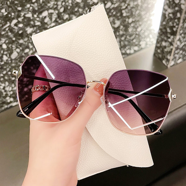 Mitmes värvitoonis õhukeste raamidega naiste prillid