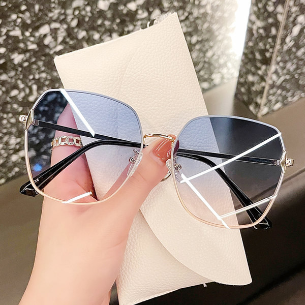 Mitmes värvitoonis õhukeste raamidega naiste prillid