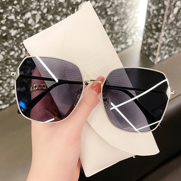 Mitmes värvitoonis õhukeste raamidega naiste prillid